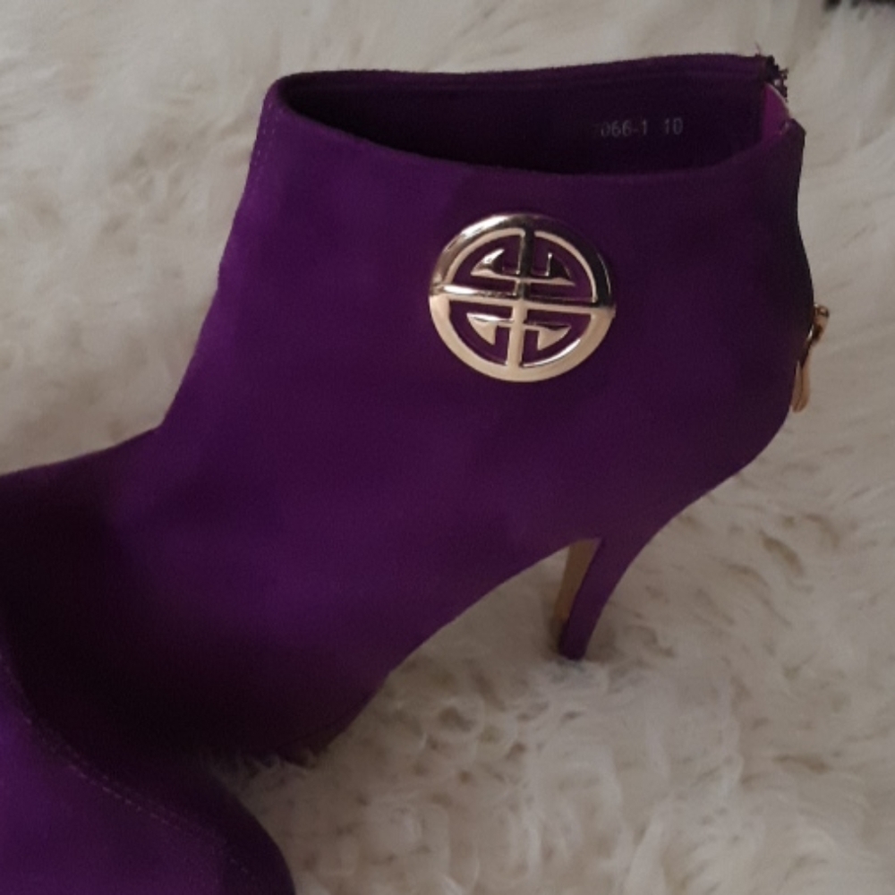 Grape shoe boots with gold emblem
